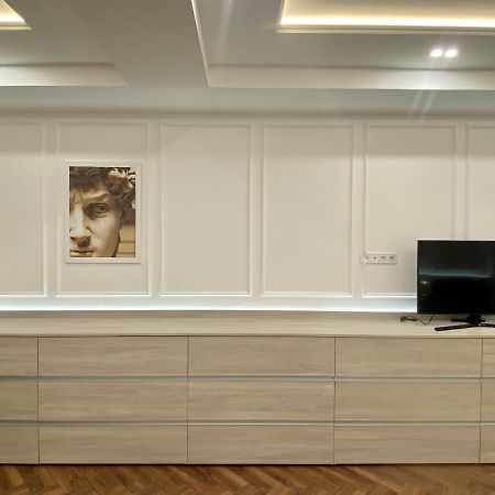 Modern Classic 2 Bedroom Apartment Near Most City Dnipro Ngoại thất bức ảnh