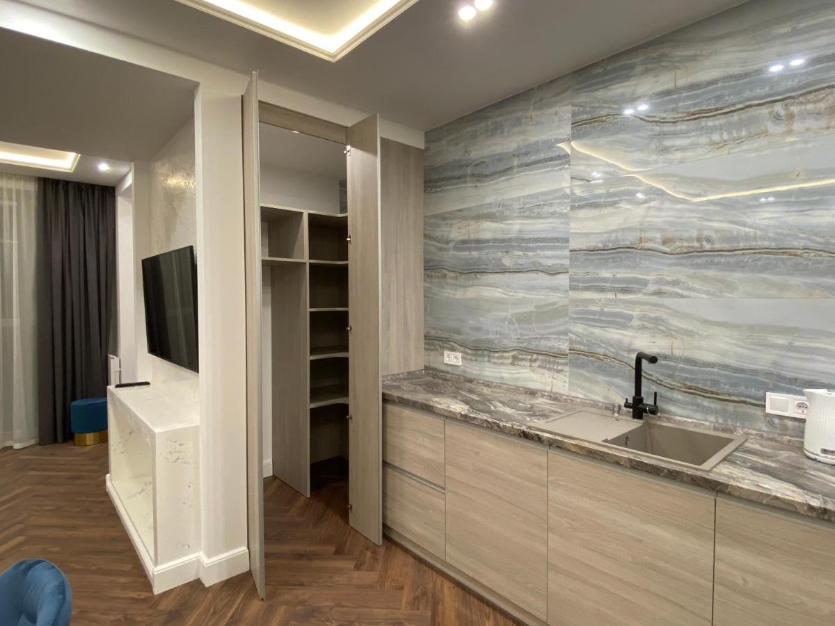 Modern Classic 2 Bedroom Apartment Near Most City Dnipro Ngoại thất bức ảnh