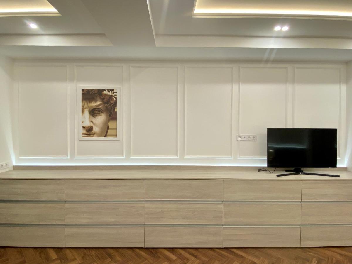 Modern Classic 2 Bedroom Apartment Near Most City Dnipro Ngoại thất bức ảnh