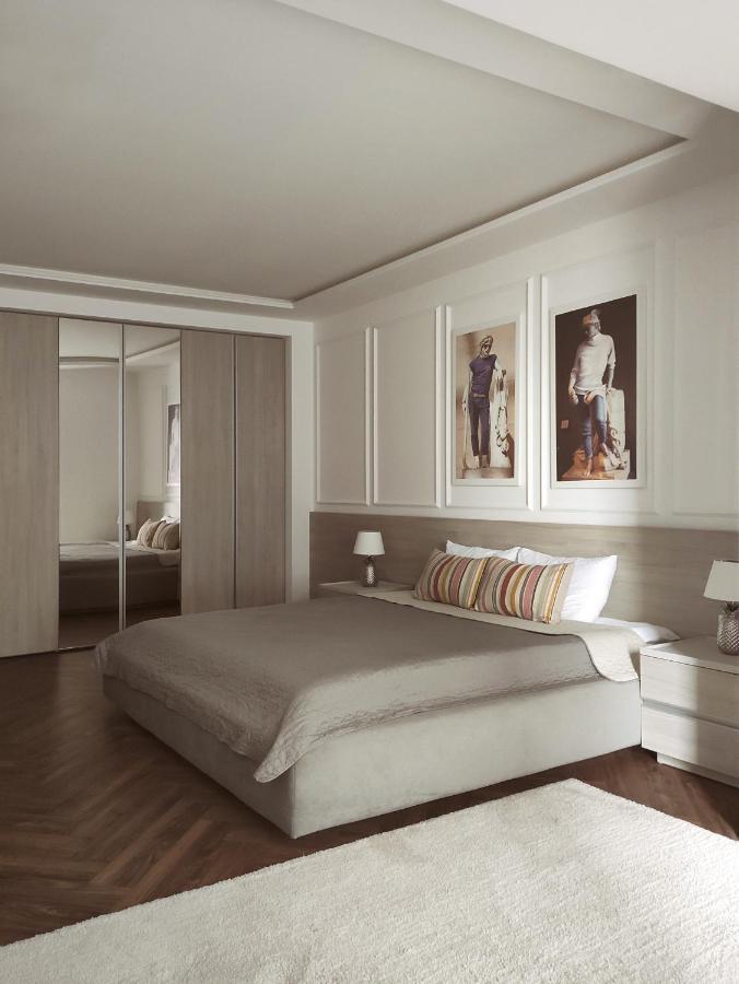 Modern Classic 2 Bedroom Apartment Near Most City Dnipro Ngoại thất bức ảnh