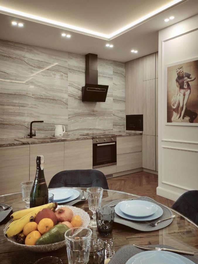 Modern Classic 2 Bedroom Apartment Near Most City Dnipro Ngoại thất bức ảnh