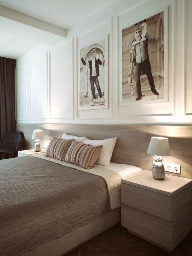 Modern Classic 2 Bedroom Apartment Near Most City Dnipro Ngoại thất bức ảnh
