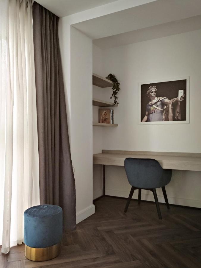 Modern Classic 2 Bedroom Apartment Near Most City Dnipro Ngoại thất bức ảnh
